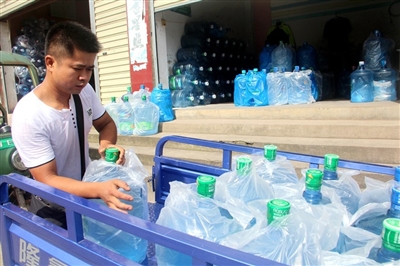 送水工廖先生：全年无休 日均送水超百桶桶装水